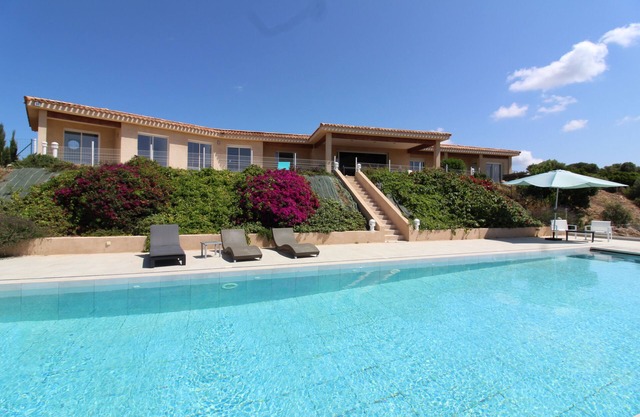 Magnífica villa piscina climatizada jacuzzi vista panorámica al mar a 3 km de la playa