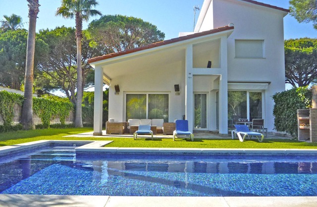 Magnífica villa en urb. Roche con piscina privada a 500 m. de la playa, Wifi.