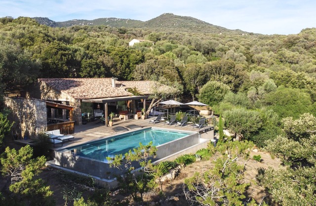 Magnífica villa de 200m2 av climatizada piscina climatizada vista al mar playa 200m