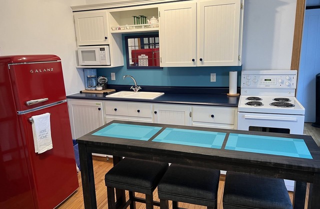 Mahone Bay Town Center 2 Bedroom Apt. - Steps to Everything - Vacation Oasis