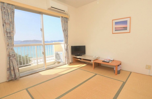 Main building ocean side Japanese style room 8 tatami mats with unit bath Dinner and breakfast / Shimajiri-gun Okinawa