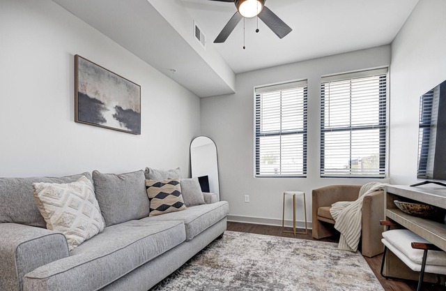 Main Street Suite - Within walking distance to the Indianapolis Motor Speedway