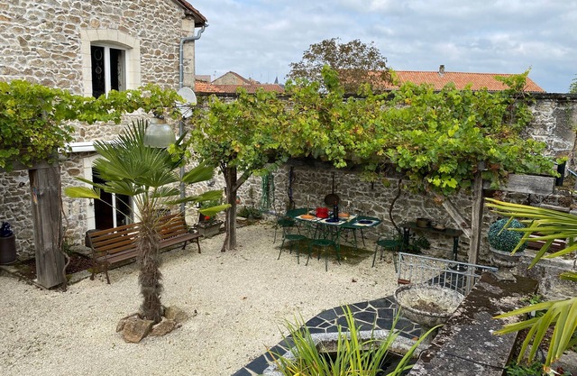 Maison de Reves in Piéguts Pluviers w/ Pool