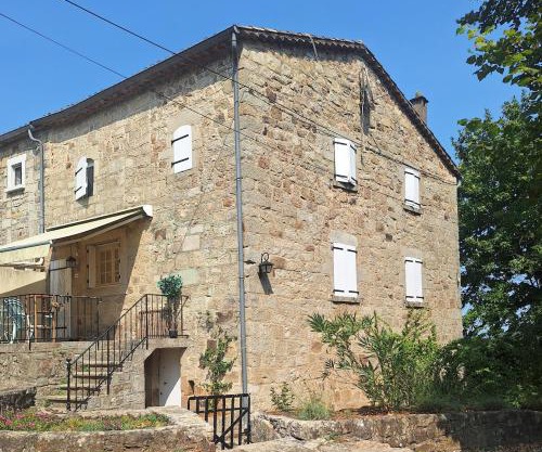 Maison en pierre avec piscine