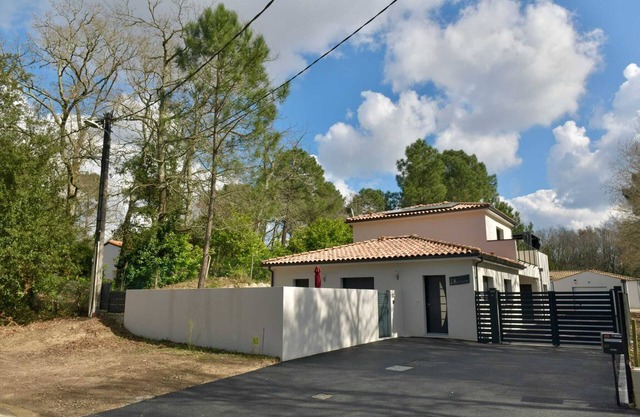 Maison Individuelle Avec Jardin Privatif, Place de Parking