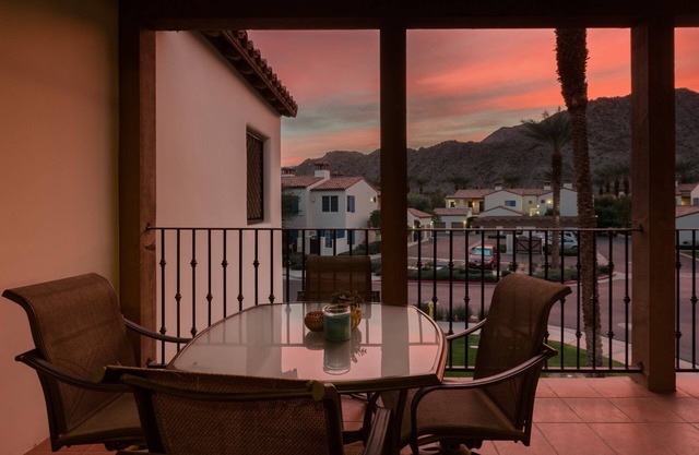 Villa estilo hacienda española basada en un resort con vistas a la montaña- 3 camas