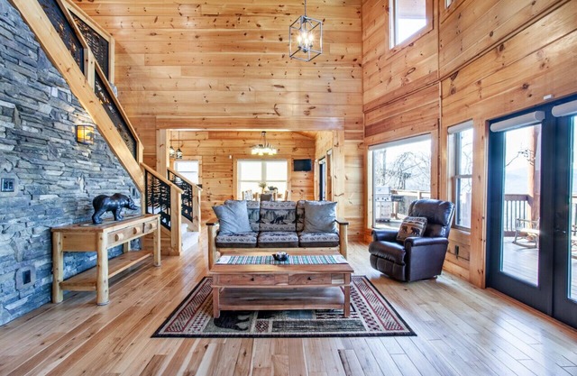 Majesty Lodge - Mtn View, Hot Tub, & Game Room!