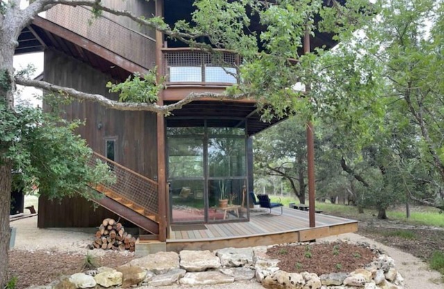 Maker's tree tower on 5 wooded acres, peaceful and unplugged