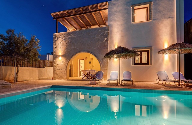 Artemis Villa Makrigialos: de 4 dormitorios, piscina privada vistas al mar, wifi
