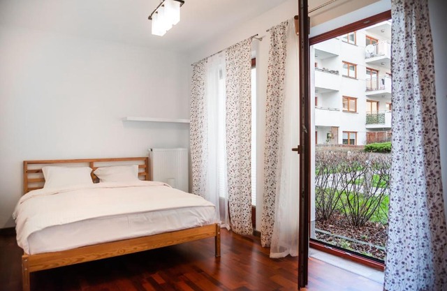 Malborska Lovely Apartment by BookingHost