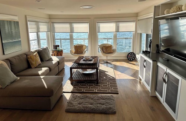 Malibu Inspired 2-Bedroom Lakefront cottage in Big Bay Point. 45 min from GTA!