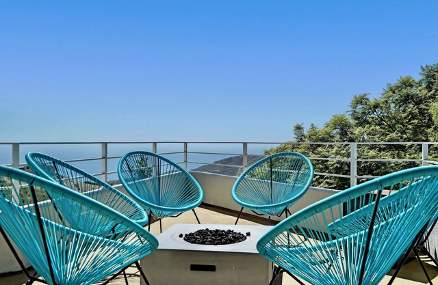 Malibu Seaside Serenity: Expansive Ocean Views Await - Family & Pet-Friendly!