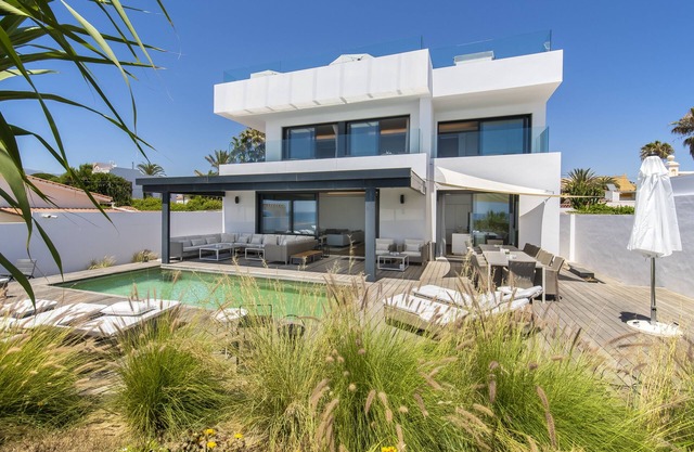 Villa de playa "estilo Malibu" en Marbella *****
