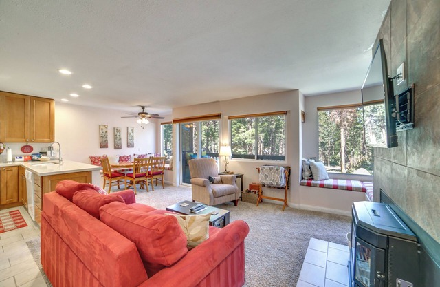 Mammoth Lakes Condo w / Pool + Spa Access Near Slopes!
