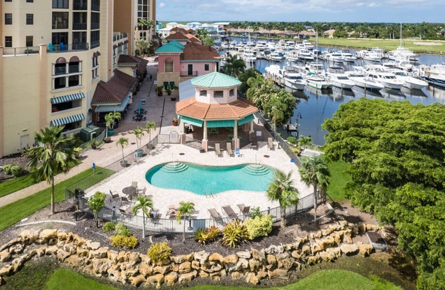 Manatee Suites Full House