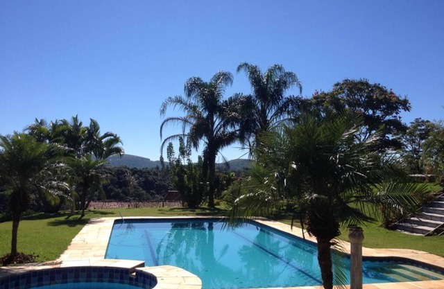 Mansión en cond. cerrado con piscina, campo de fútbol y una vista de zona verde