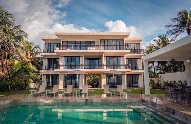 MANTARRAYA - Luxury Beachfront Condo & Daily Cleaning