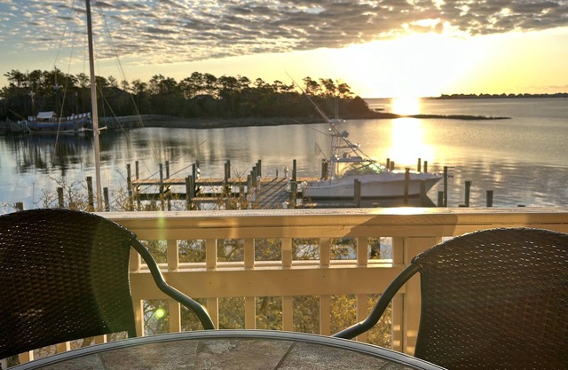 Condominio frente al mar en el distrito histórico con vistas al puerto de Manteo!