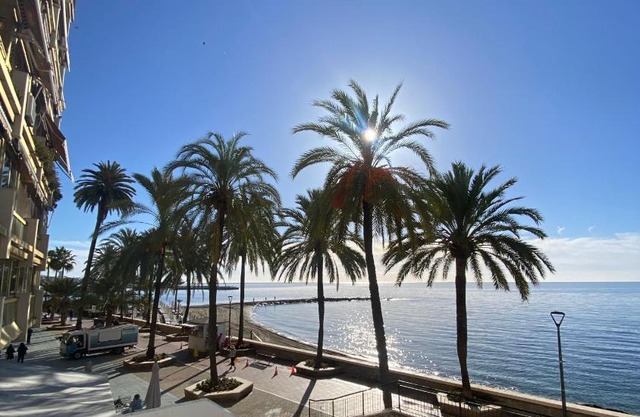 Marbella Beach Front Edificio Mayoral Primera Línea Playa y Centro Ciudad Alquiler Barco Opcional