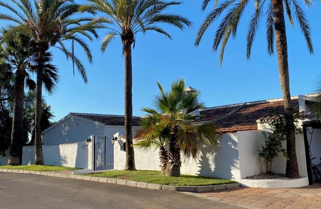 Marbella, Villa de 4 dormitorios, 3 baños, jardín y piscina privada.