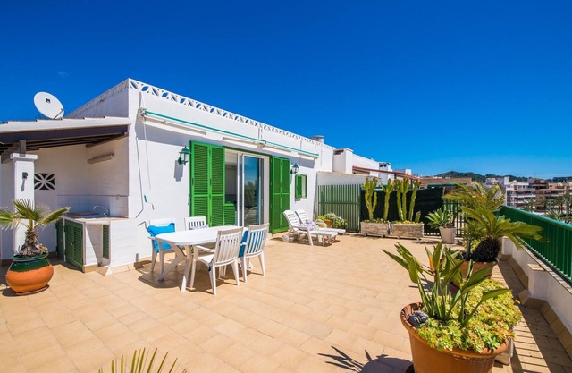Apartamento con vista al mar desde la terraza.