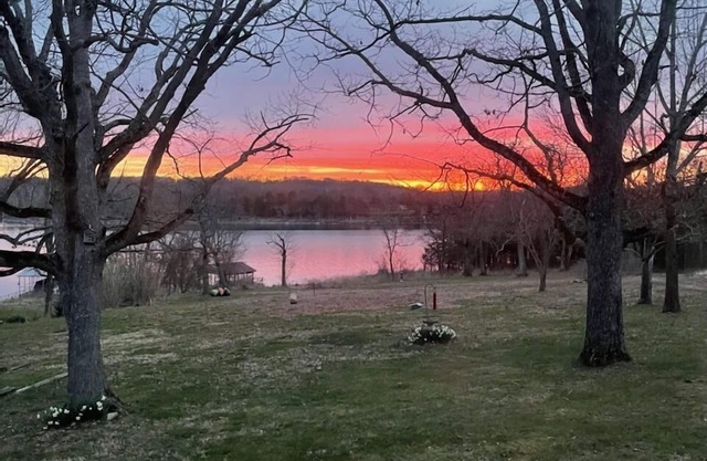 Vista de Martha - Casa frente al lago con resbalón en la Marina incluida