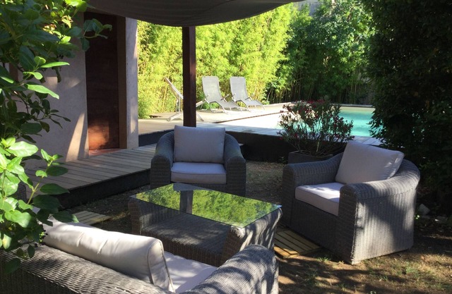 Casa con aire acondicionado, jardín y piscina en paz, a 5 minutos a pie de Plagles & Trade