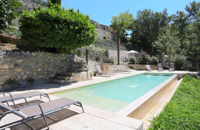 Mas de 20 personas con vistas panorámicas y piscina climatizada en el corazón de Luberon.