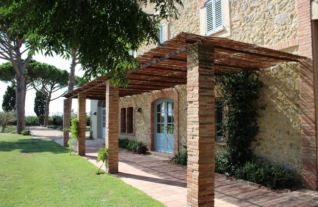 Masia with large garden and pool in the countryside, elegance on the Costa Brava