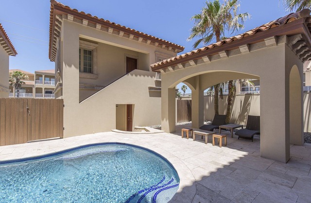 Lujosa casa frente al mar con 7 dormitorios, piscina privada, mesa de billar y más. Duerme 18!