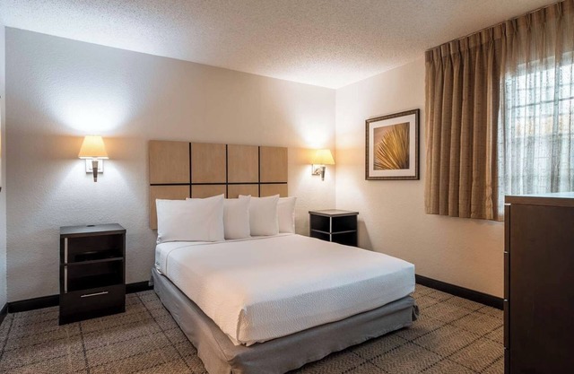 Maximum Comfort! w/ Full Kitchen, Free Parking, Near Museum of Biblical Art