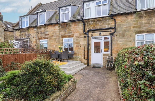 MAYPOLE COTTAGE, family friendly, with a garden in Fylingthorpe