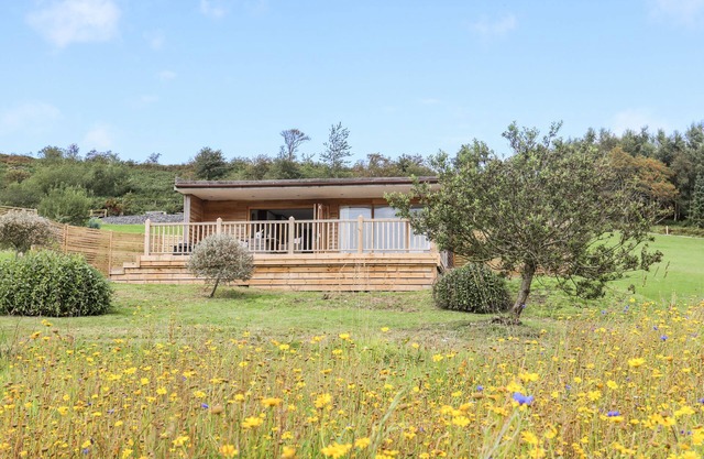 MEADOW LODGE, pet friendly, country holiday cottage in Corwen