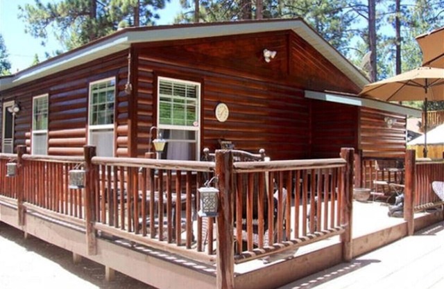 Retiro de pradera: cabaña impecable de estilo de registro con spa al aire libre.