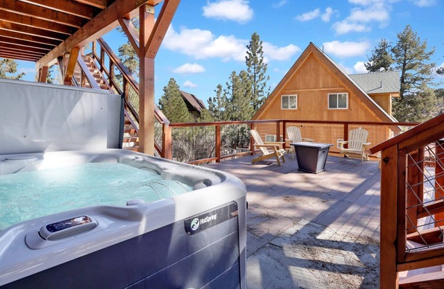 Meadow View Cabin- Hot Tub- Games- Relaxing Bear City Retreat