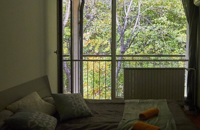 Habitación meditativa con vista al bosque.