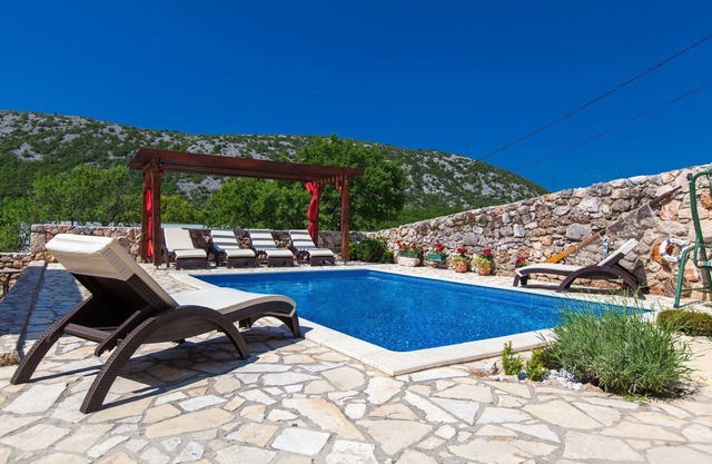 Villa mediterránea de piedra con sauna, piscina privada, 8 aparatos de aire acondicionado, barbacoa - admite perros