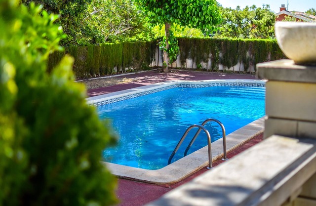 CHALET INDIVIDUAL CON PISCINA PRIVADA EN PARCELA CON JÁRDIN