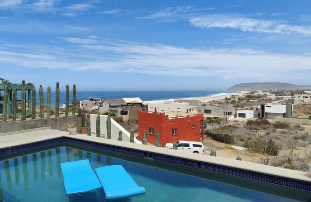 Mesmerizing Views of Ocean and Mountains 2 minute walk to the beach!