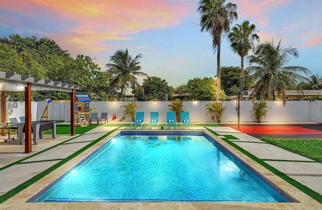 Miami Resort Villa / Luxury Home / Heated Pool / Hot Tub / Mini Golf