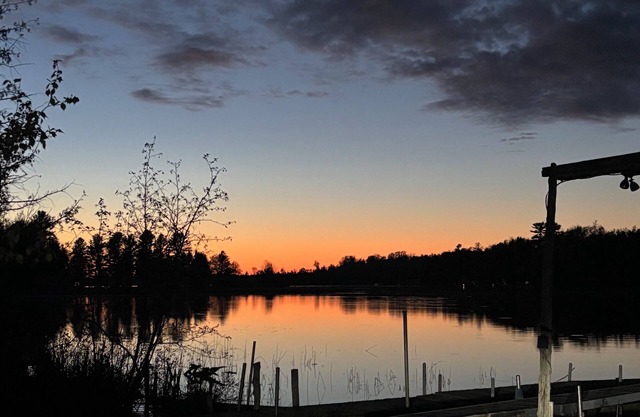 Michele’s Landing, Charming cottage in amazing Lake Leelanau, on narrows w/ dock