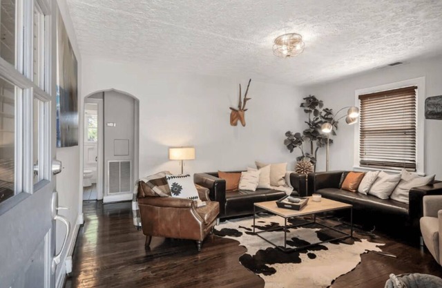 Mid Century Vibe / 2.5 Miles to Downtown