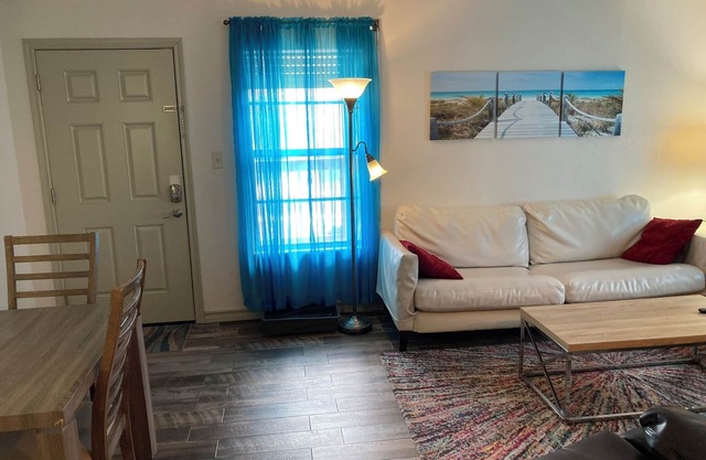Condo fresco y acogedor de Mid-Island con entrada "sin llave" y WiFi gratis