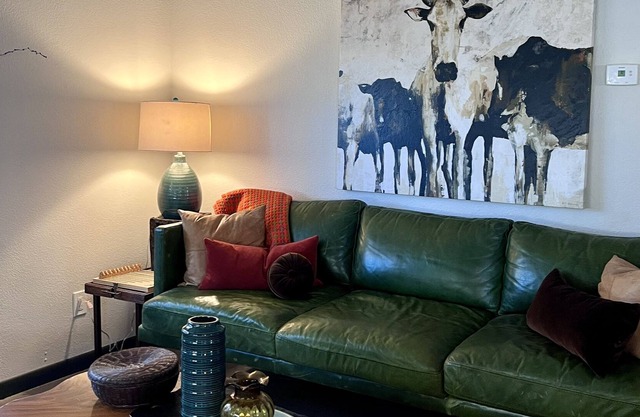 Midcentury 2 BR condo minutes from WM BJ and Super Bowl