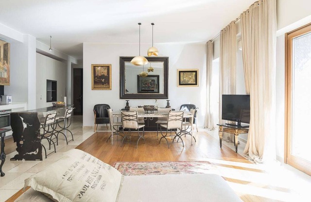 Elegante, espacioso y refinado apartamento de cuatro habitaciones perfecto para visitar Milán