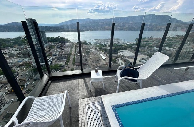 Million-Dollar View 1 bed 1 private bath with access to 34th floor lounge in Downtown Kelowna