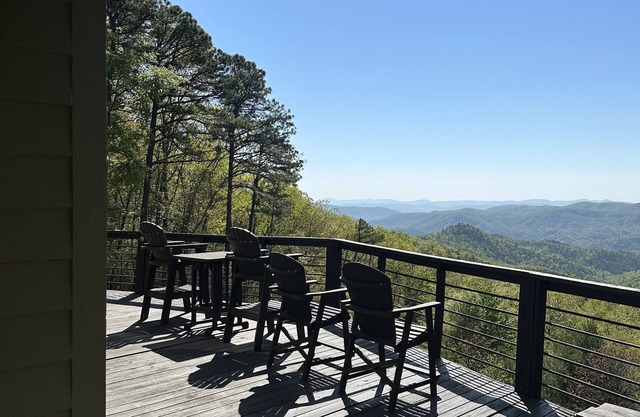 Million-dollar view, Hot tub, pool table, foosball, fire pit high-speed internet