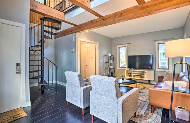 Minneapolis Townhome w/ Loft < 3 Mi to Dtwn!