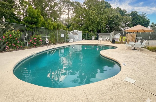 Mins to the Beach! - Pool - Screened Porch - Free Parking