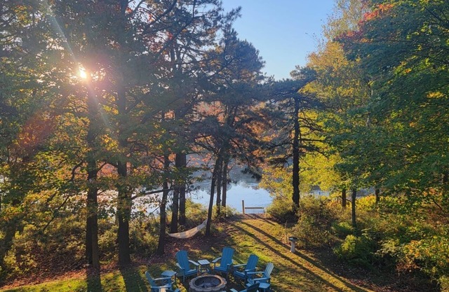 Minutes from KALAHARI and CAMELBACK, LAKEFRONT RETREAT! Sleeps10+, GameRm